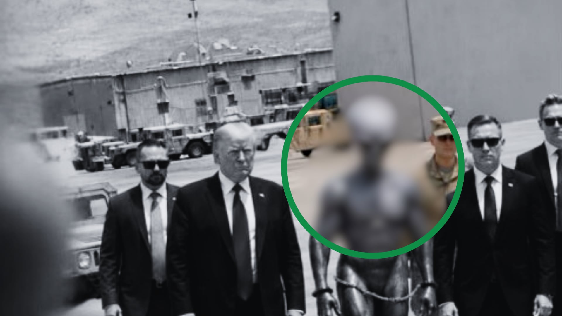 ¿Mensaje oculto? Trump presume foto con alienígena esposado y desata caos en redes