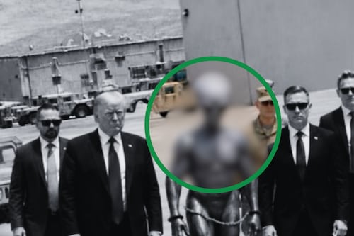 ¿Mensaje oculto? Trump presume foto con alienígena esposado y desata caos en redes