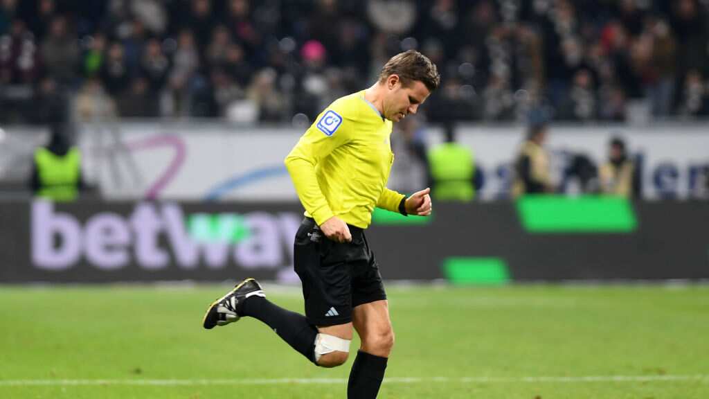 El árbitro alemán se lastimó los ligamentos cruzados.