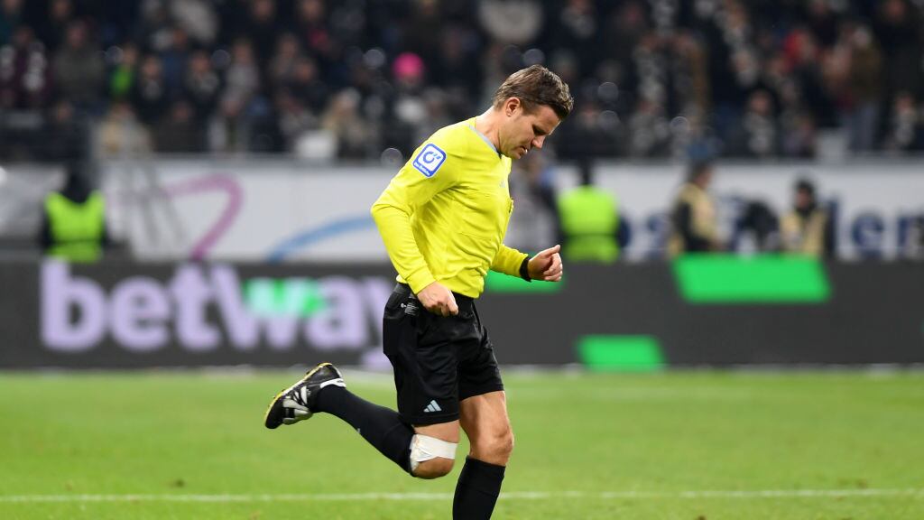 El árbitro alemán se lastimó los ligamentos cruzados.