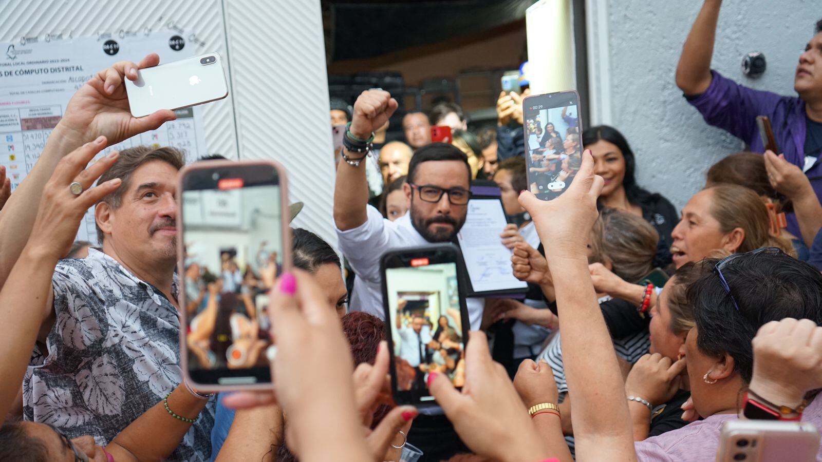 Víctor Hugo Romo recibe constancia de diputado de la CDMX