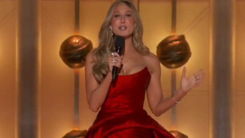 Nikki Glaser incendia los Globos de Oro con chistes sin filtro y Leo DiCaprio no sabe dónde meterse