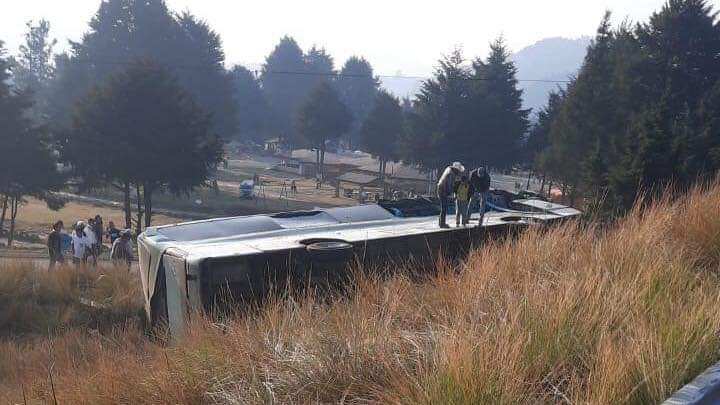 Carretera México-Toluca volcadura de autobús deja muertos y heridos