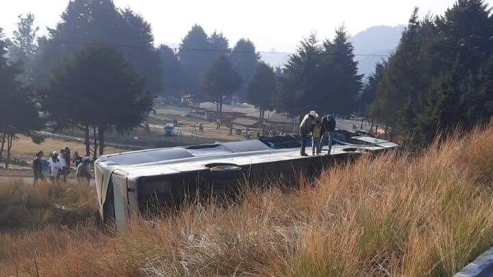 Carretera México-Toluca volcadura de autobús deja muertos y heridos