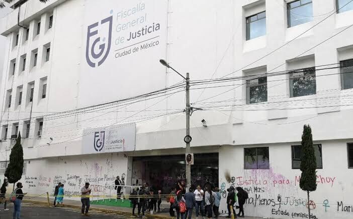 El presunto trabajador de limpia dijo que la mujer era su novia. (Twitter @c4jimenez)