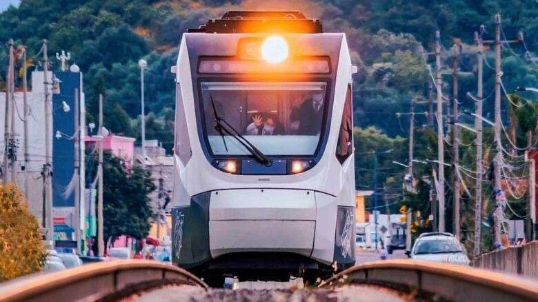 La Coparmex y el gobierno de la capital respaldan el proyecto del tren México-Querétaro.
