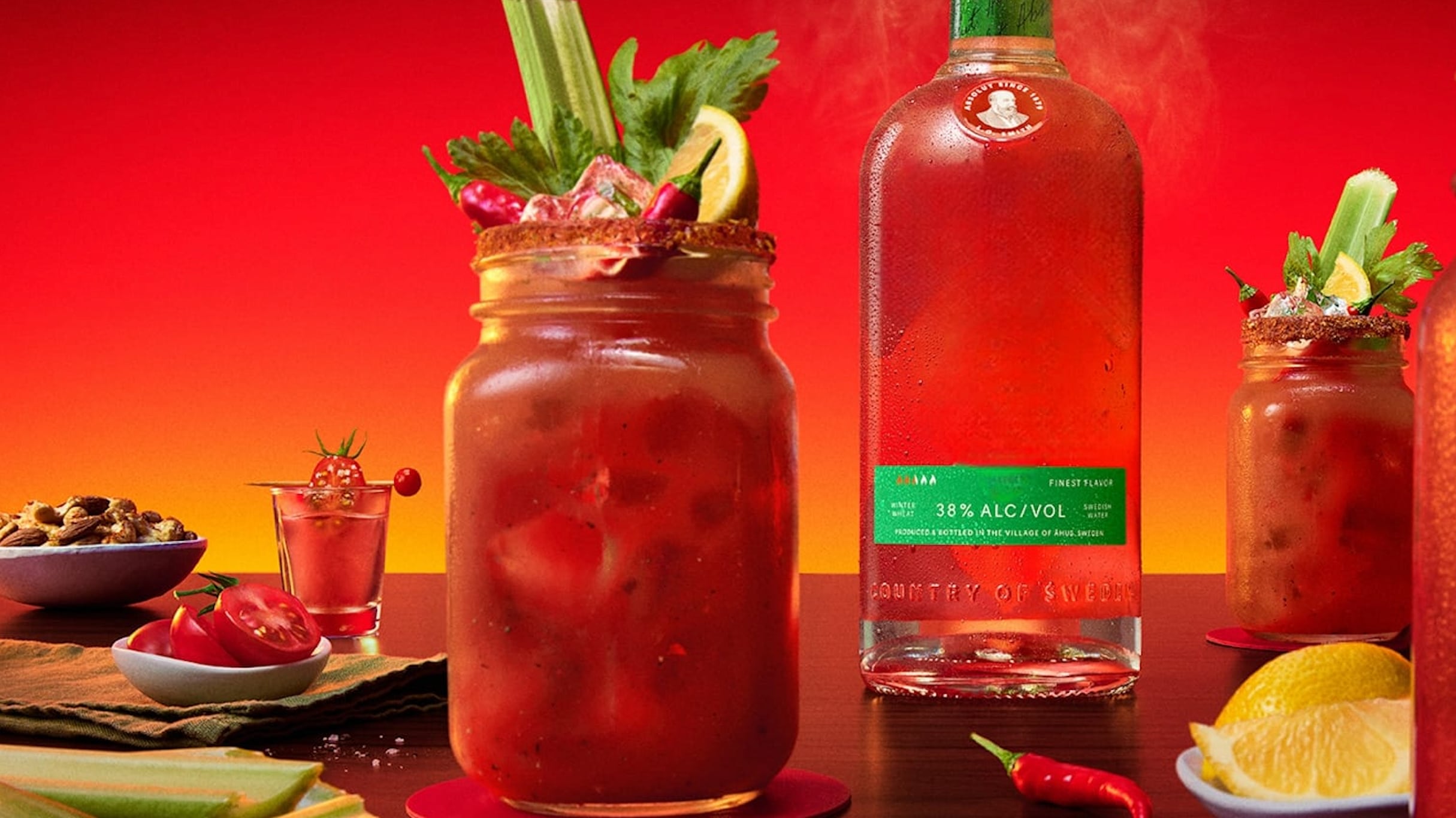La fusión entre Absolut Vodka y Salsa Tabasco da como resultado un vodka spicy con esencia natural de chile rojo fermentado. Ideal para micheladas y para maridar con tacos durante los partidos