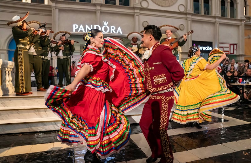 Las Vegas se convierte en la capital del orgullo mexicano con shows de Alejandro Fernández, Ricky Martin y Banda MS, además de la pelea de Canelo Álvarez, fiestas en clubes y celebraciones patrias con mariachi y gastronomía