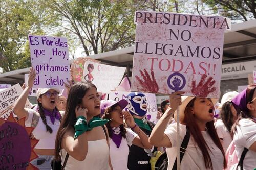 Gobernador se disculpa por omisiones del pasado y presenta medidas en favor de las mujeres