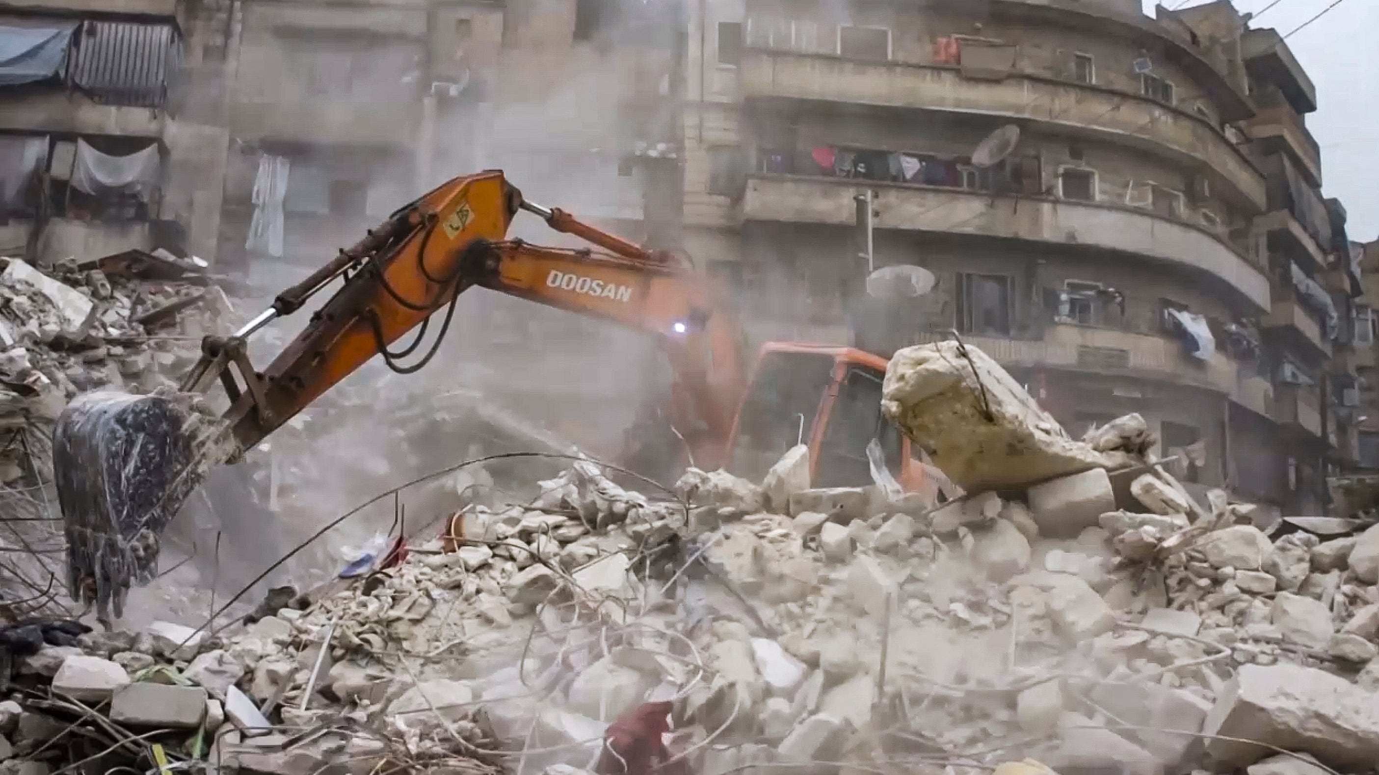 Un edificio derrumbado tras un terremoto en Iskenderun, distrito de Hatay, Turquía
