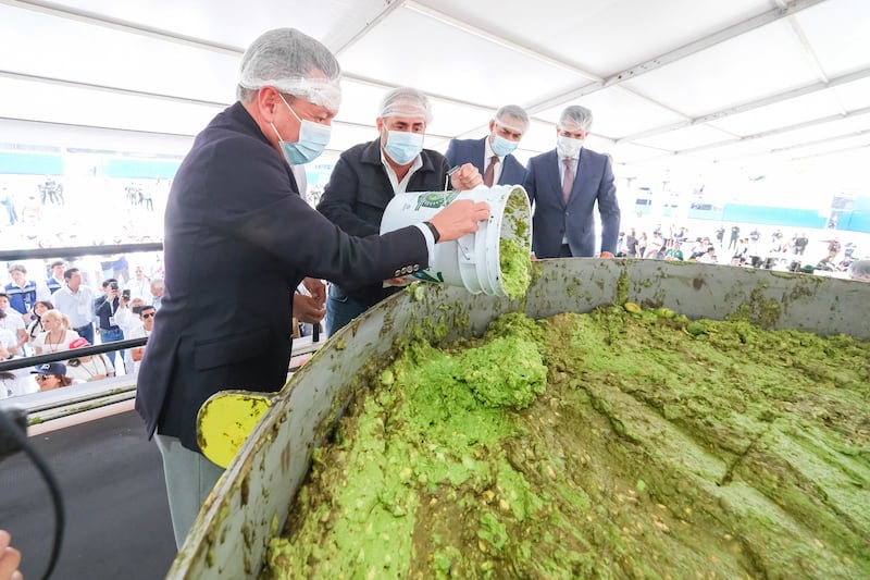 Con 12.6 toneladas, Jalisco hace historia con su guacamole gigante. CORTESÍA