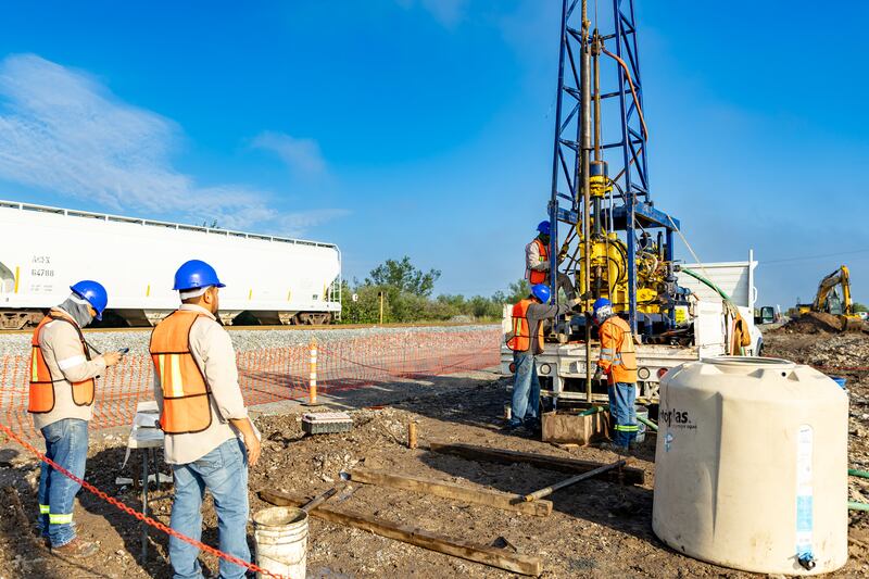 El tramo a construir será de 100 kilómetros.