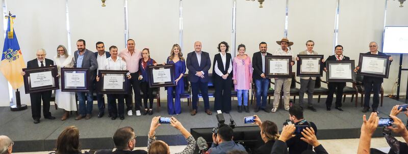 Los ganadores reciben un pergamino y 100 mil pesos en efectivo.