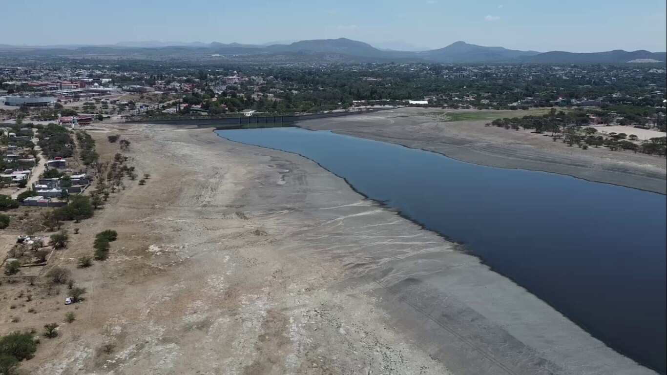 La presa Centenario en Tequisquiapan tiene meses prácticamente vacía.
