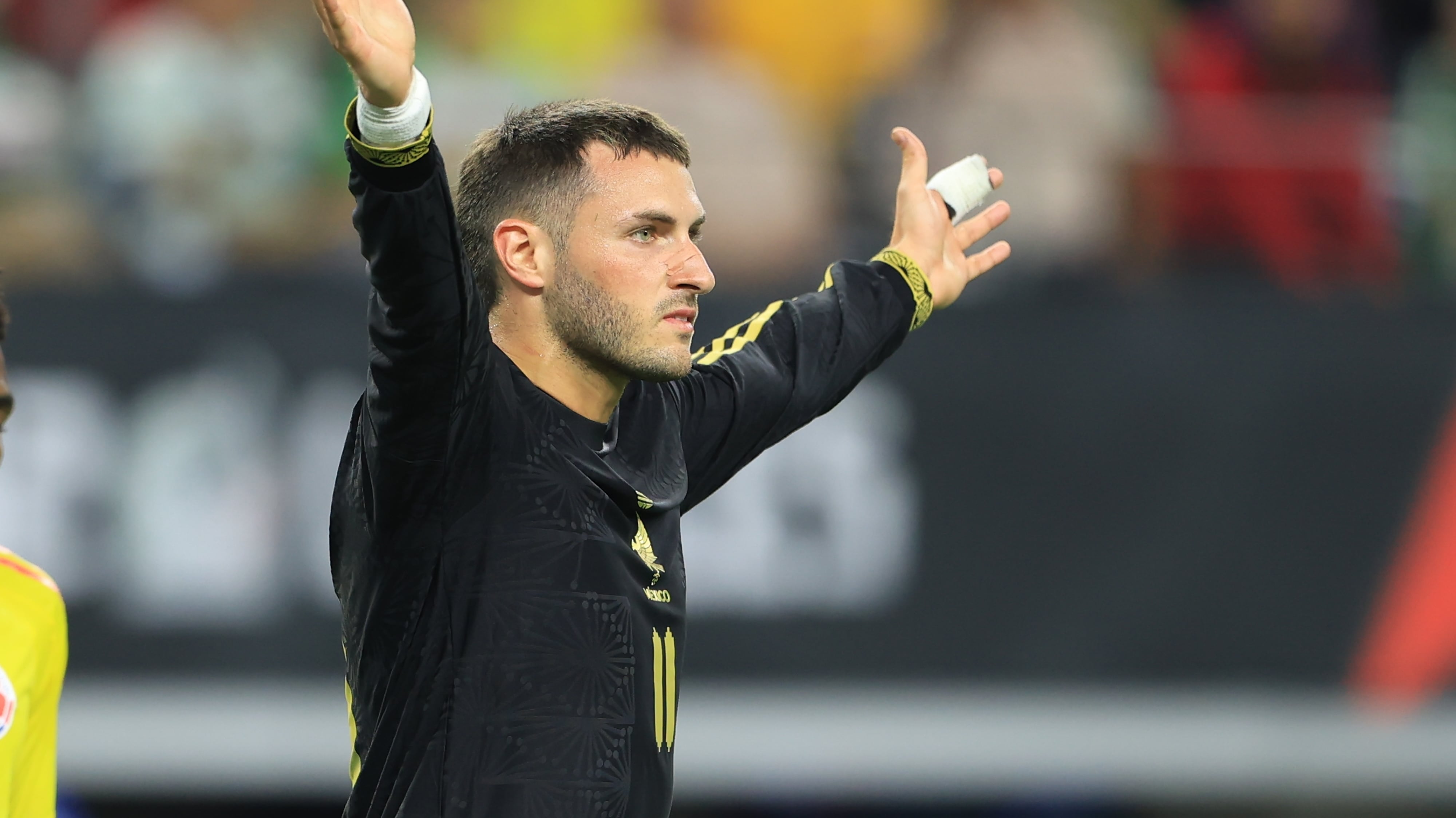 Santiago Giménez podría perderse otro Mundial.