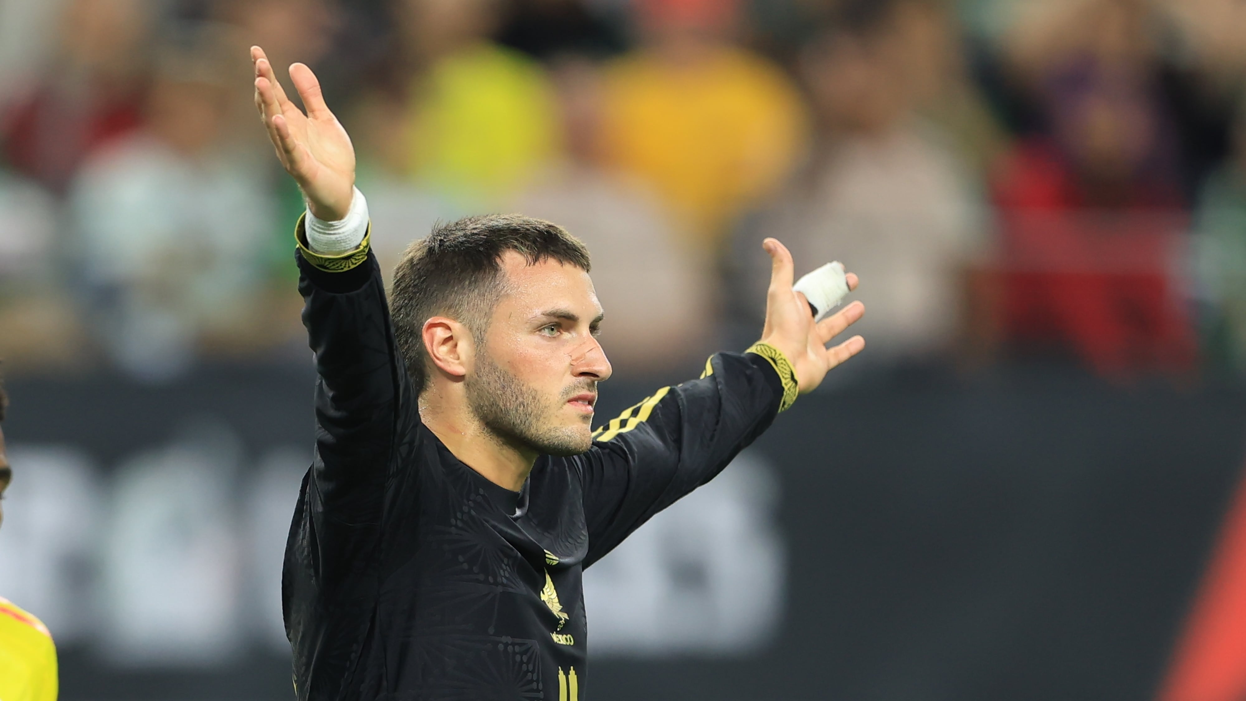 Santiago Giménez podría perderse otro Mundial.