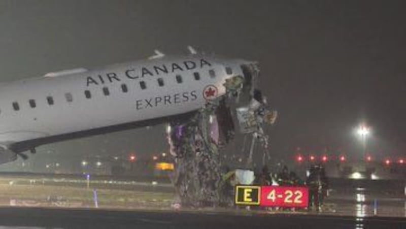 Avión de Air Canada se estrella en plena pista