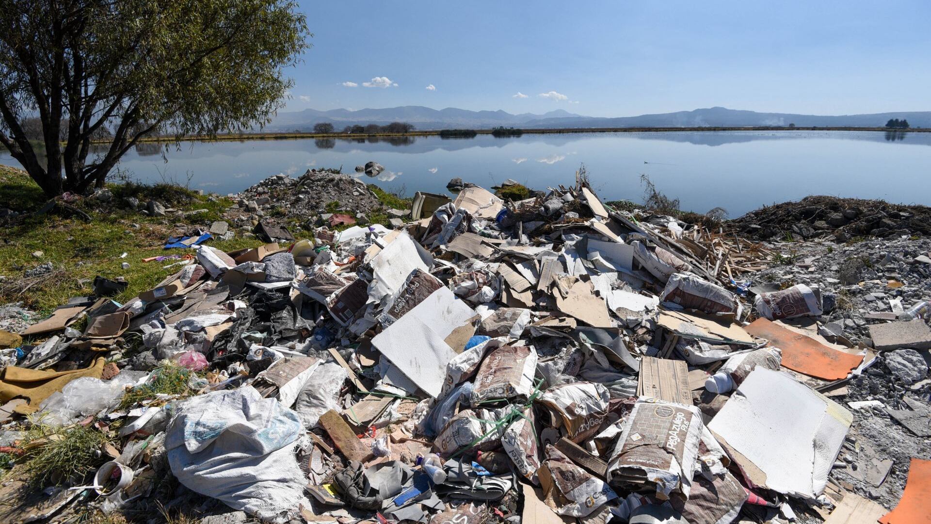 Los extremos de las grandes ciudades: Mientras el agua falta, la basura sobre