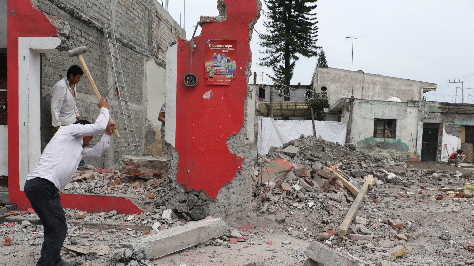 Habitantes de Tláhuac remueven los escombros tras la afectación de sus inmuebles que ocasionó el sismo del pasado 19 de Septiembre de 2017.