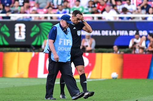 ¡Insólito! Árbitro se lesiona en la final del repechaje intercontinental en Guadalajara