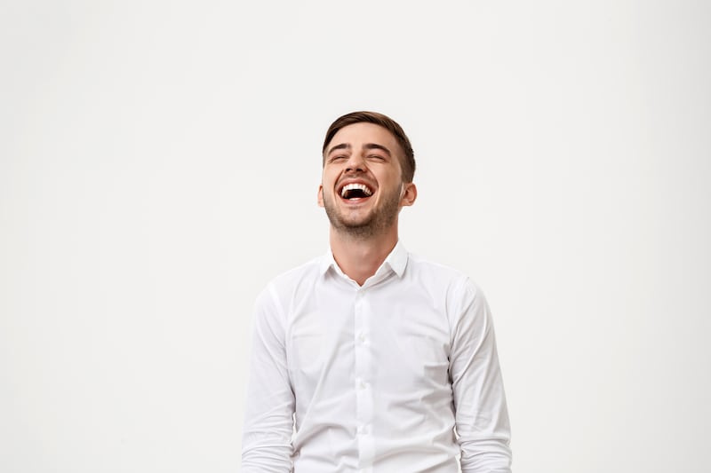 Cuando nos reímos liberamos ciertas sustancias bioquímicas que favorecen en las personas un estado de ánimo positivo. Foto: Freepik.