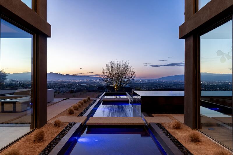 El exboxeador, y ahora promotor, busca una rápida victoria por nocaut para la casa súper contemporánea de Henderson, Nevada, que compró cuando estaba en construcción.
