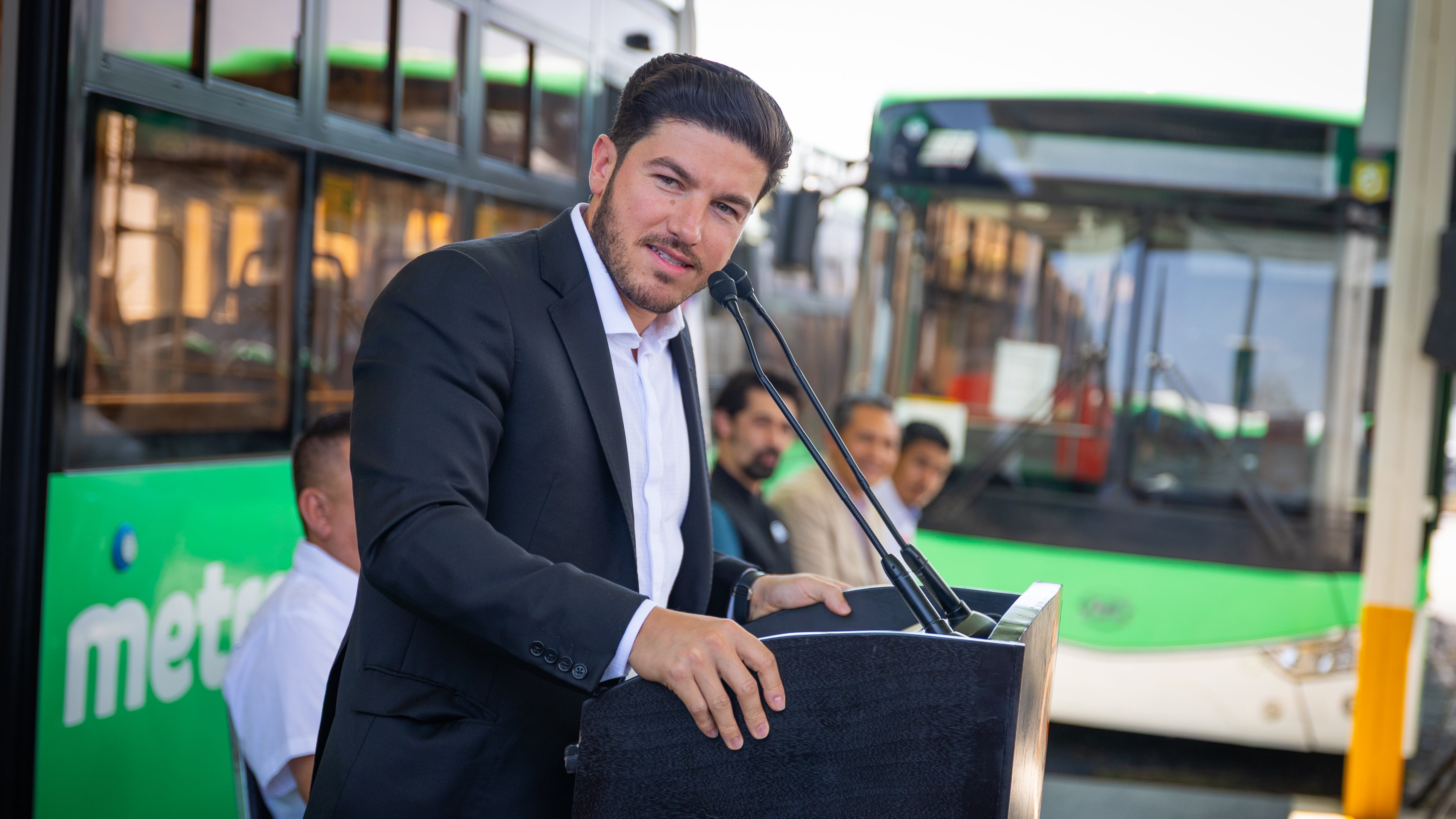 Samuel García adelantó que pronto habrá alrededor de 4 mil camiones en Nuevo León.