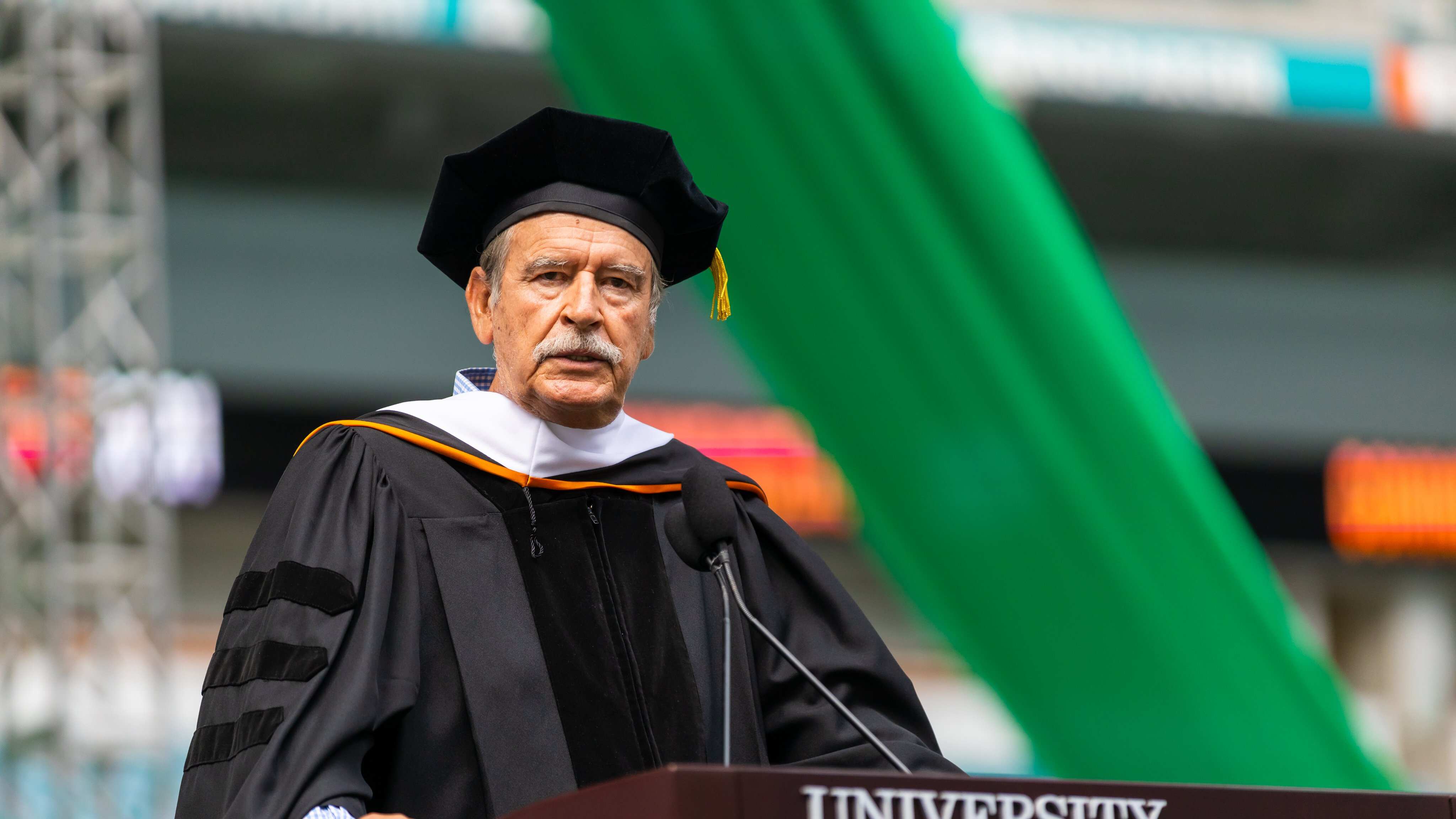 Vicente Fox recibe honoris causa de la u de Miami