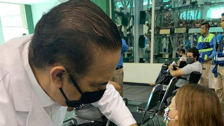 De la O acudió al arranque de la vacunación de maestros