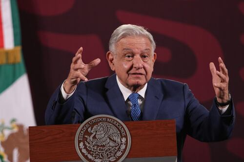“Que cambie de teléfono”: AMLO defiende divulgación del número privado de la periodista de NYT