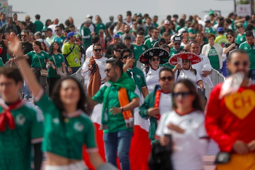 Mexicanos intentan robar comida de repetidor durante festejo por la victoria a Sudáfrica