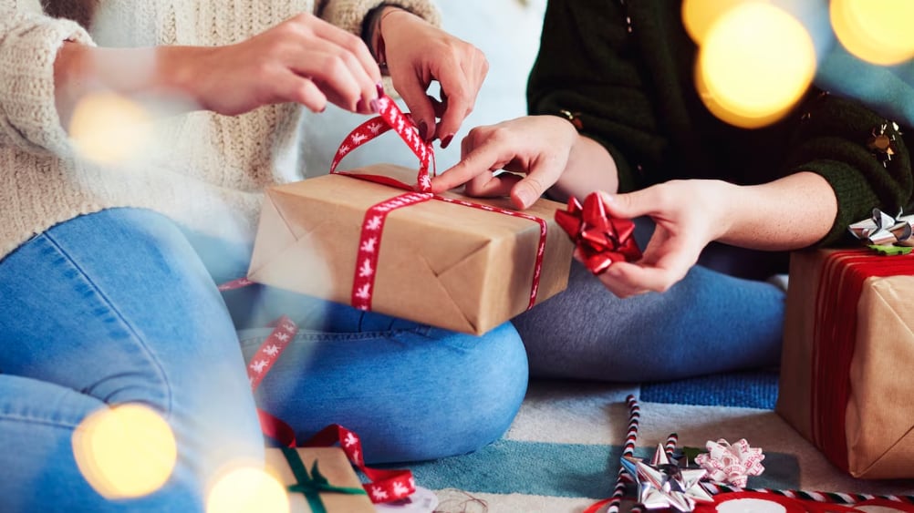 Dos amigos preparando regalos de Navidad para Navidad