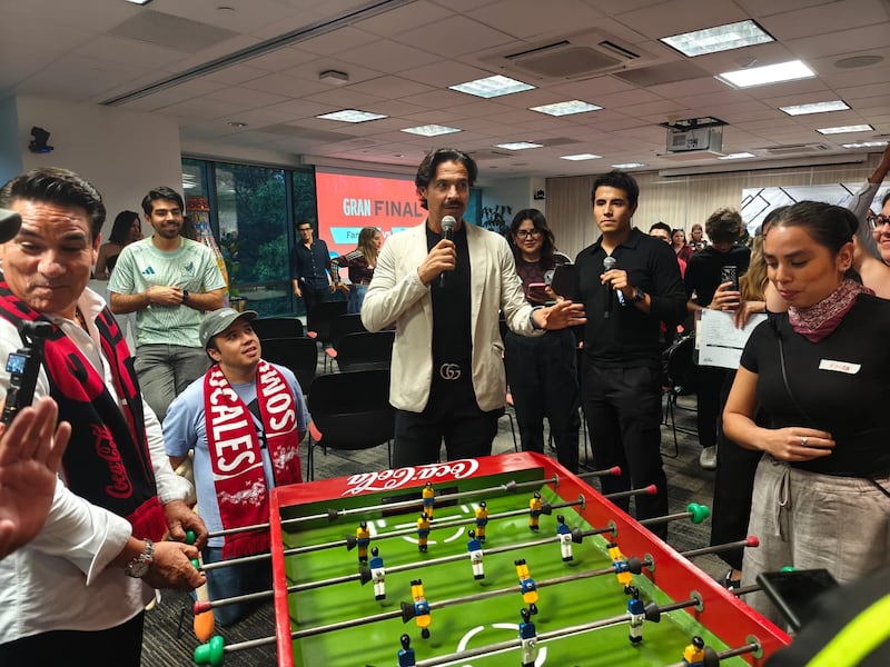 El exseleccionado nacional compartió anécdotas mundialistas y convivió con los aficionados en un evento que celebró a un año del inicio de la Copa del Mundo en el Estadio Azteca