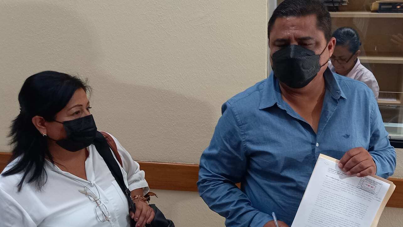 Dolores Bazaldúa y Mario Escobar presentaron el escrito este lunes en el Congreso de Nuevo León.