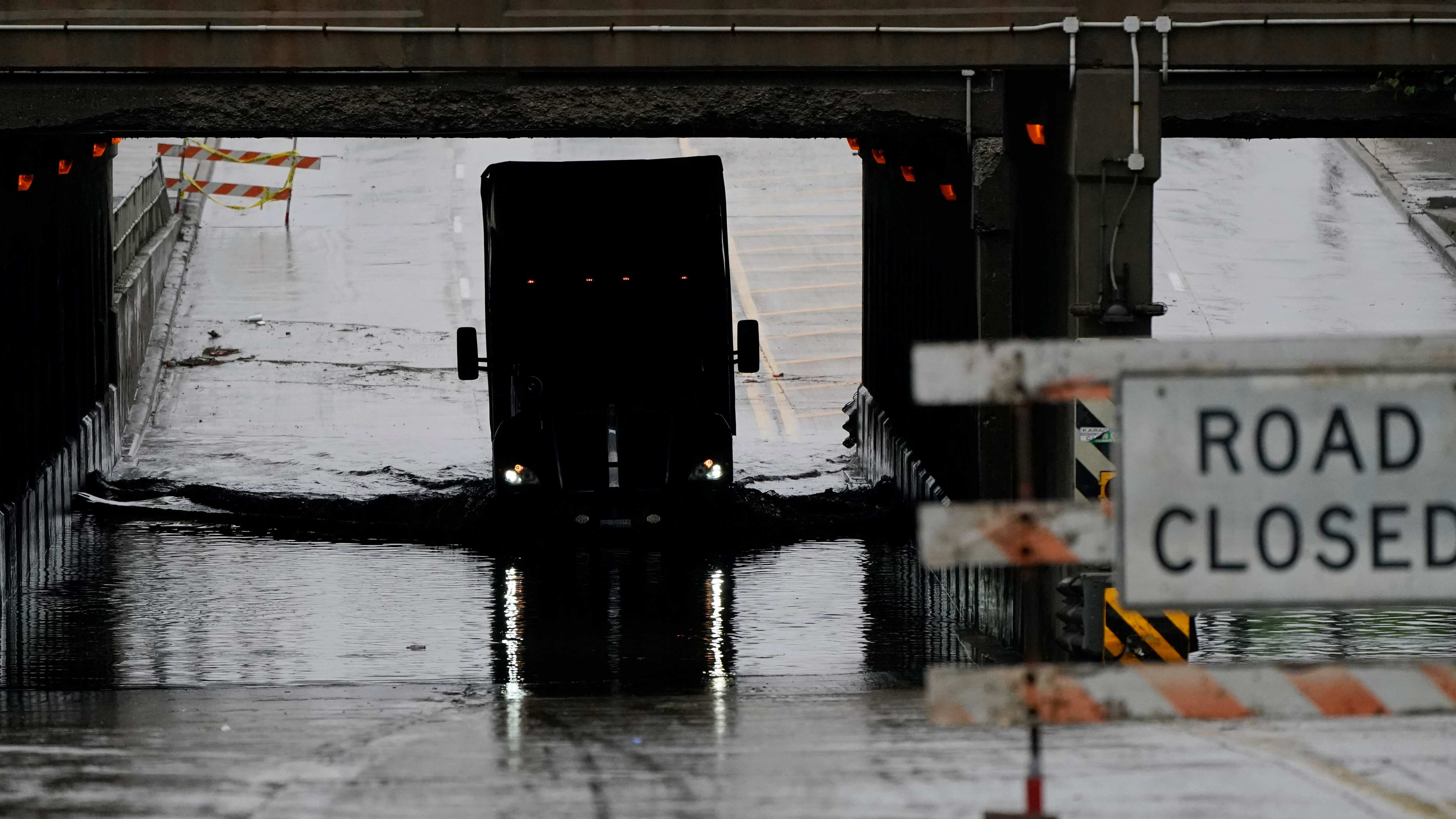 Las inundaciones suelen dañar las vías de acceso a las ciudades