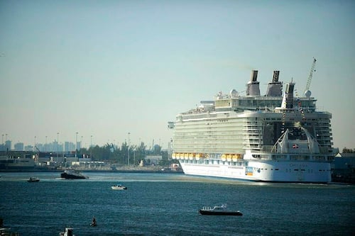 Francia confina a más de mil 500 personas en crucero por posible brote de norovirus