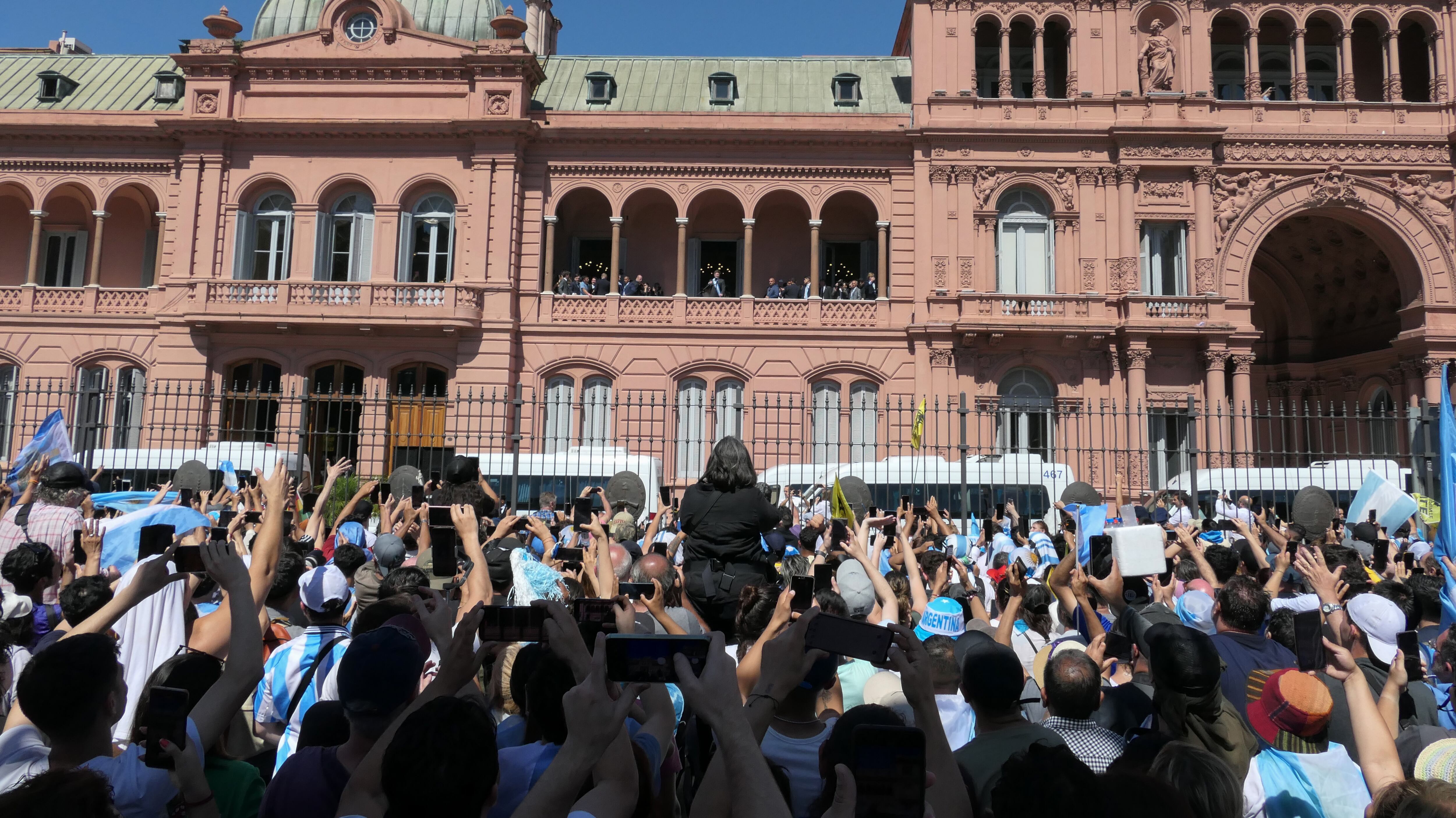 Javier Milei pisa la Casa Rosada por primera vez como presidente de Argentina