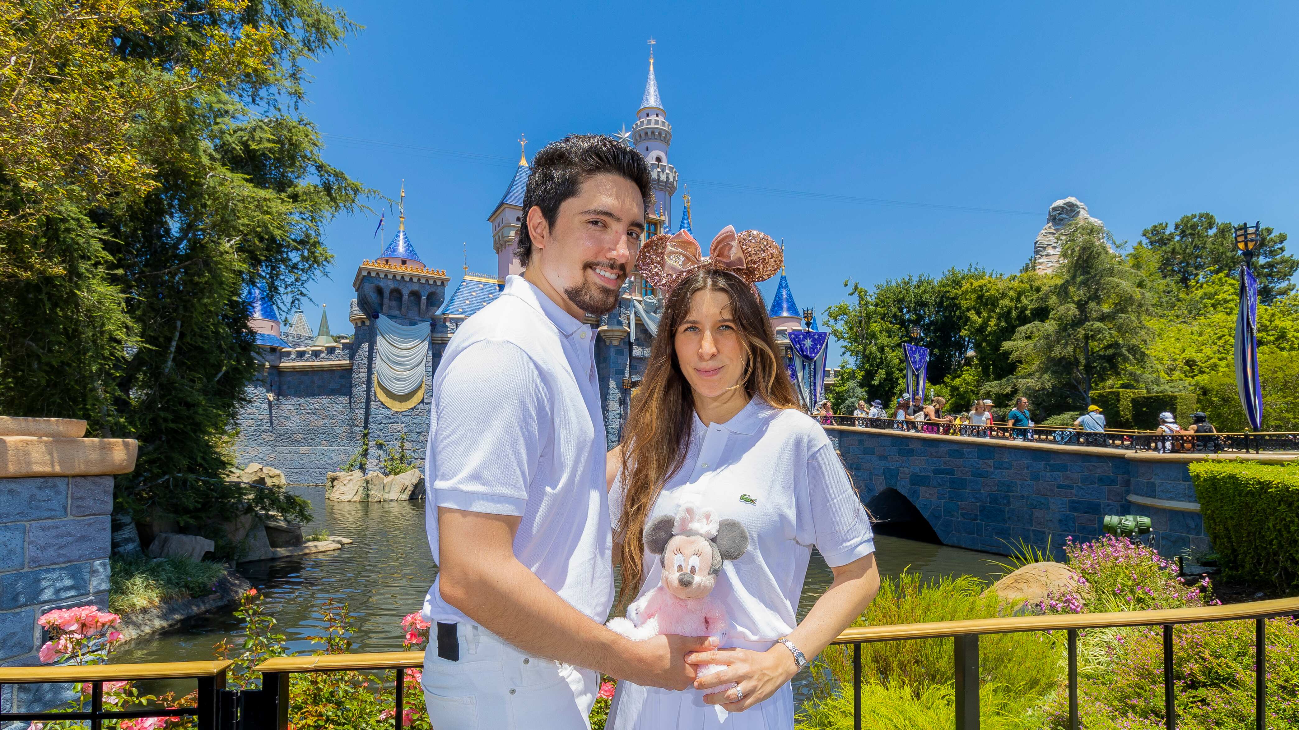 El cantante tapatío visitó Disneyland Resort en Anaheim, California.