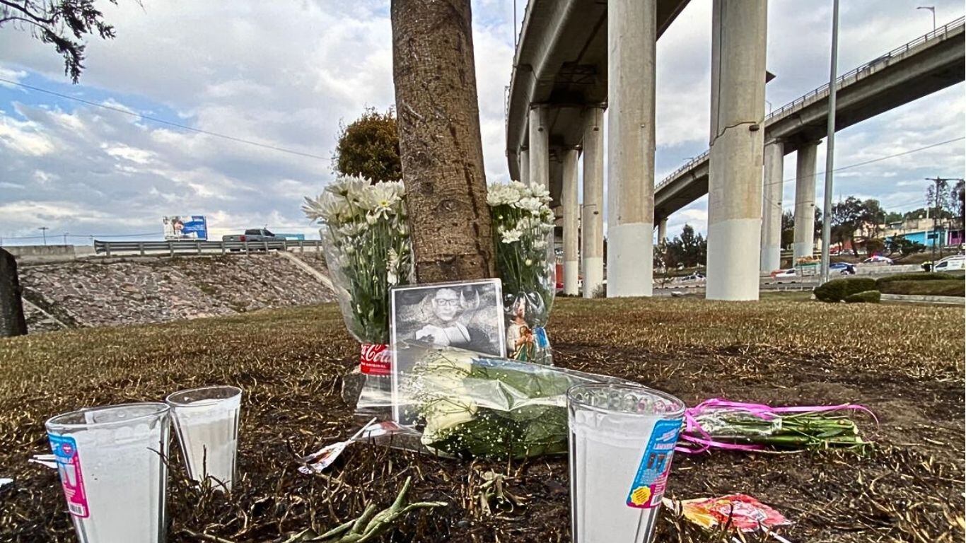 Altar en zona de explosión de pipa en el Puente de La Concordia