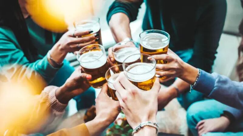 Brindis con cerveza