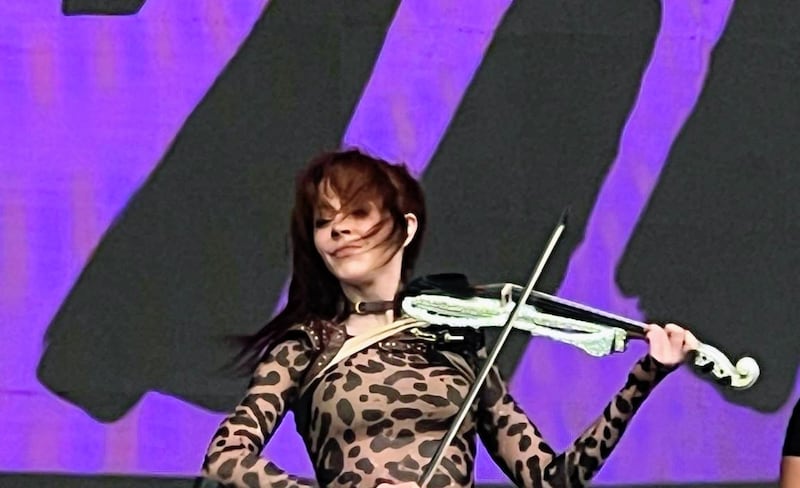 A Lindsey Stirling le tocó abrir el festival.