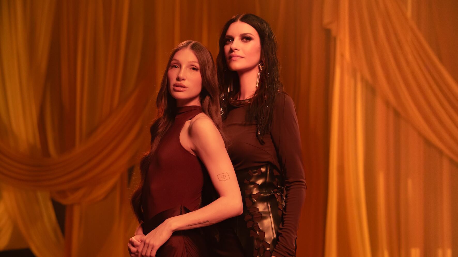 Laura Pausini y Yami Safdie unen sus voces en la nueva versión de “Eso y más”