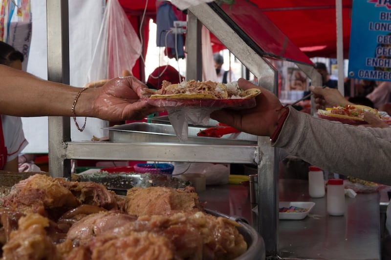 Comer en la calle es igual a comprar 10 kilos de pechuga o 13 kilos de bistec; con lo que gastas en tres quesadillas y un refresco, llevas a tu casa huevo, atún y tortillas.