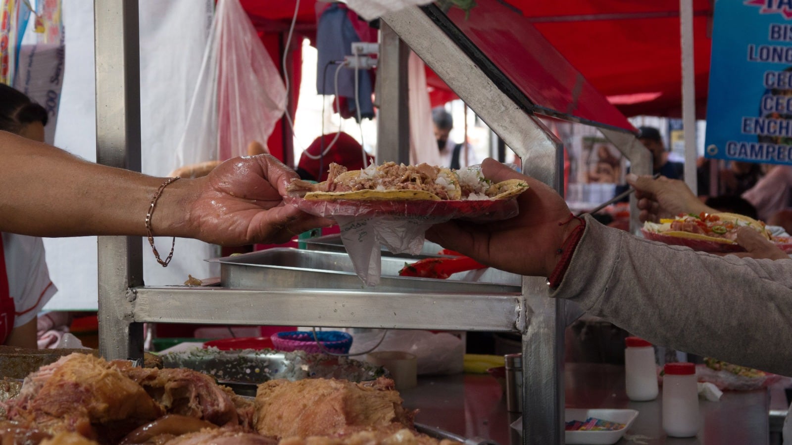Comer en la calle es igual a comprar 10 kilos de pechuga o 13 kilos de bistec; con lo que gastas en tres quesadillas y un refresco, llevas a tu casa huevo, atún y tortillas.