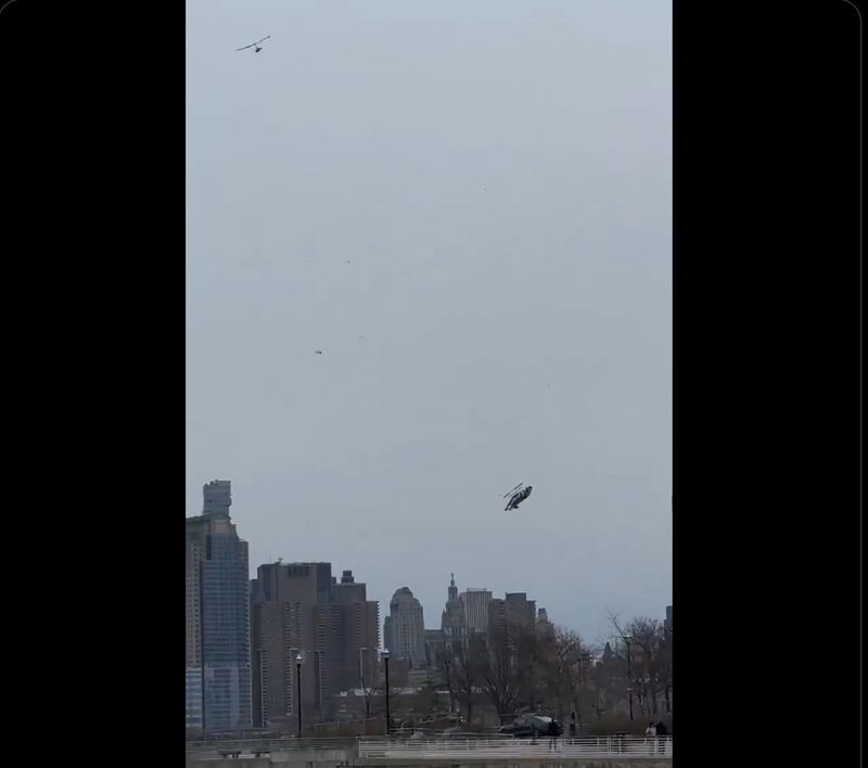 Cae helicóptero en el río Houdson