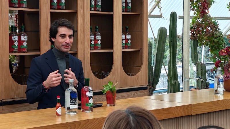 La fusión entre Absolut Vodka y Salsa Tabasco da como resultado un vodka spicy con esencia natural de chile rojo fermentado. Ideal para micheladas y para maridar con tacos durante los partidos