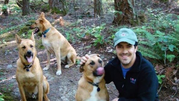 Hermano de Salma Hayek causa sensación en redes sociales