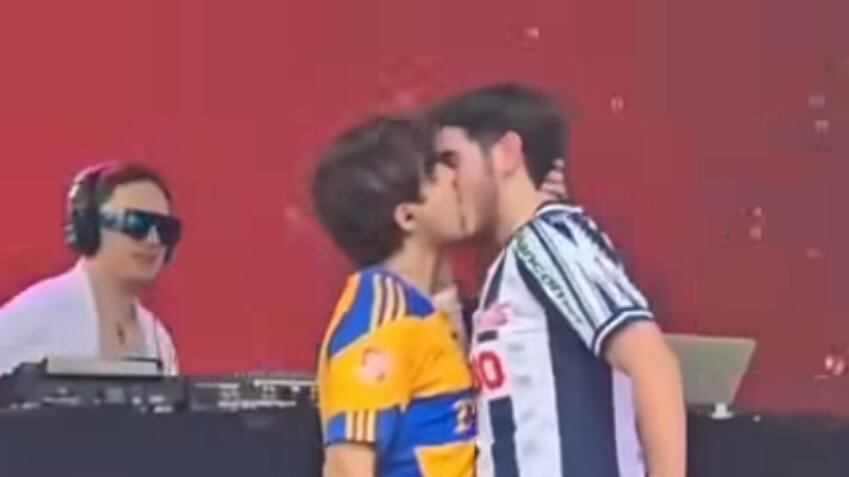 Crash Yeye besa a bailarín en Cute Pride Festival