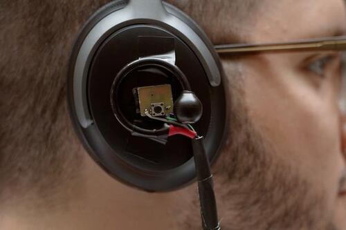 Auriculares con inteligencia artificial permiten escuchar a una sola persona entre la multitud