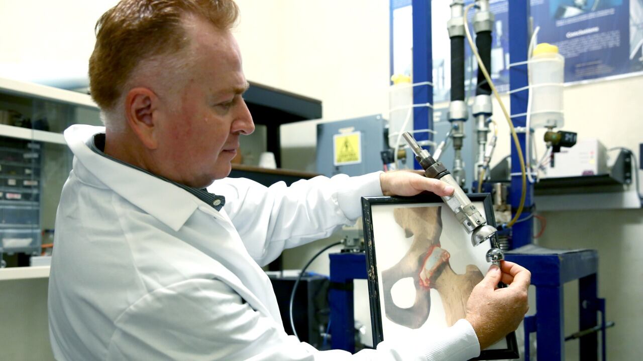 Investigadores de UANL prueban prótesis de cadera